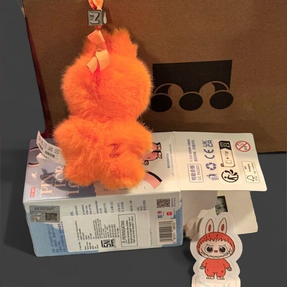 Pop Mart Pin For Love Labubu - Z - Picture 7 of 16